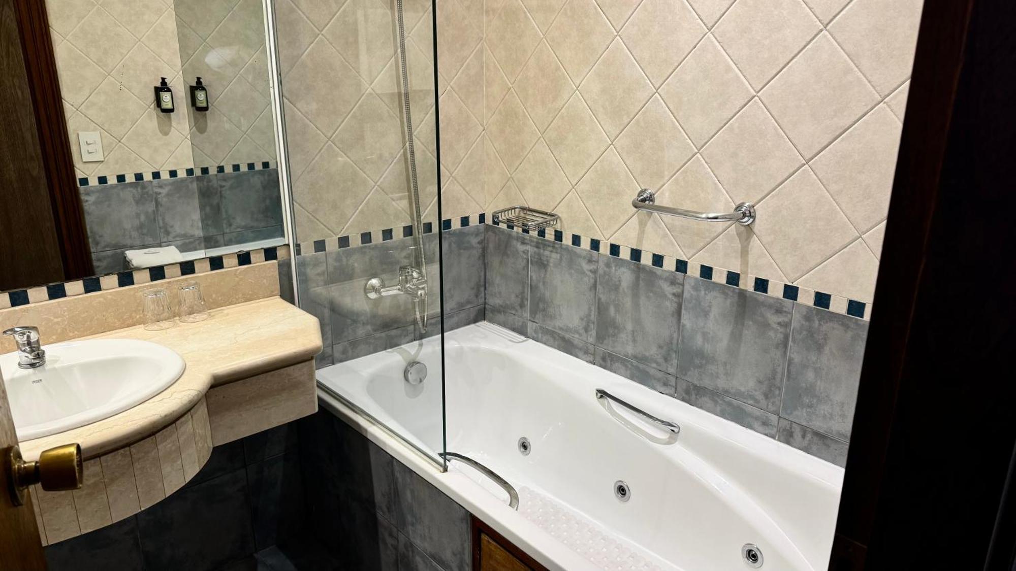 Executive Suite,1766561338:JPEG