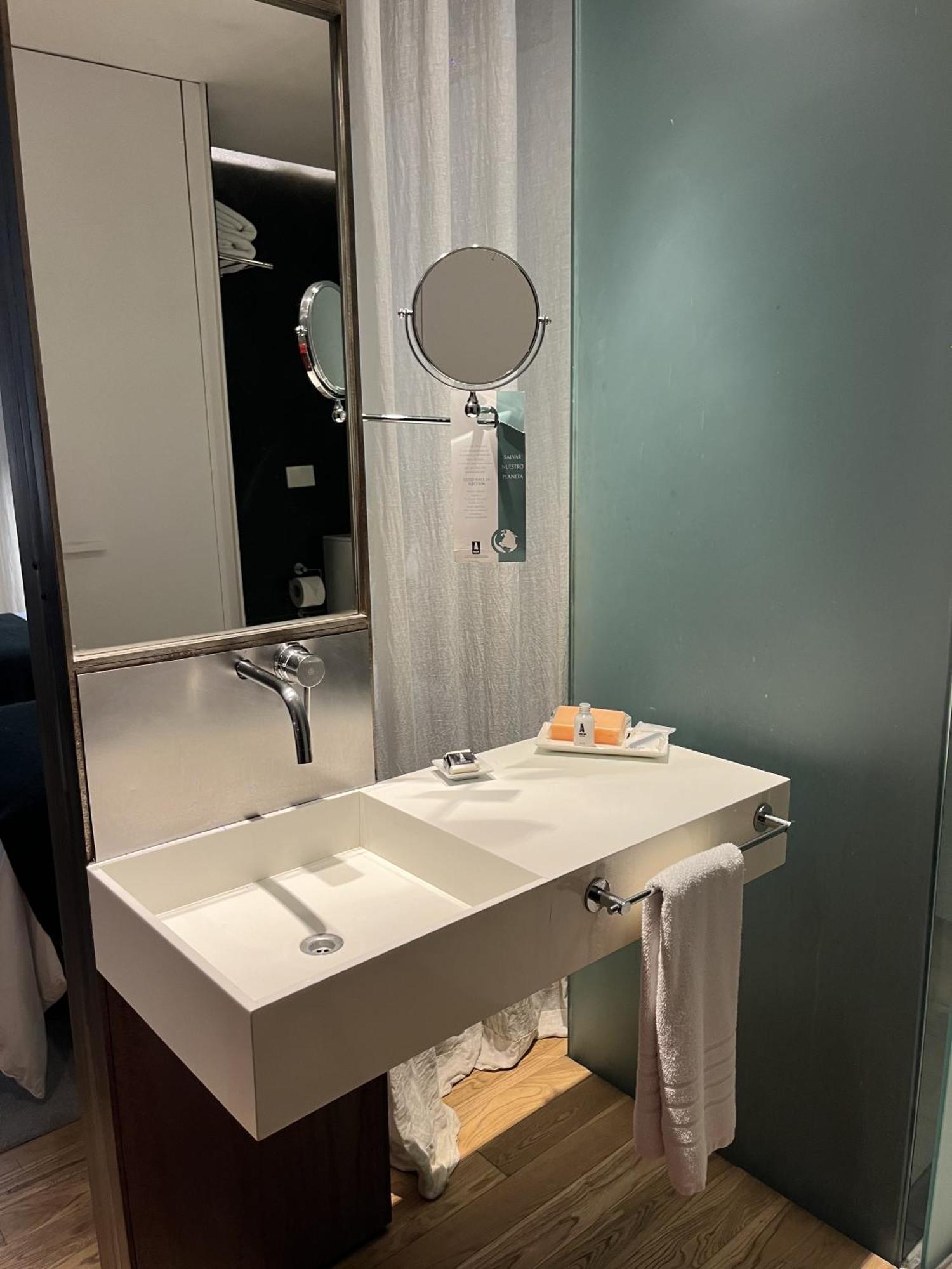 Twin Room,1643783124:JPEG