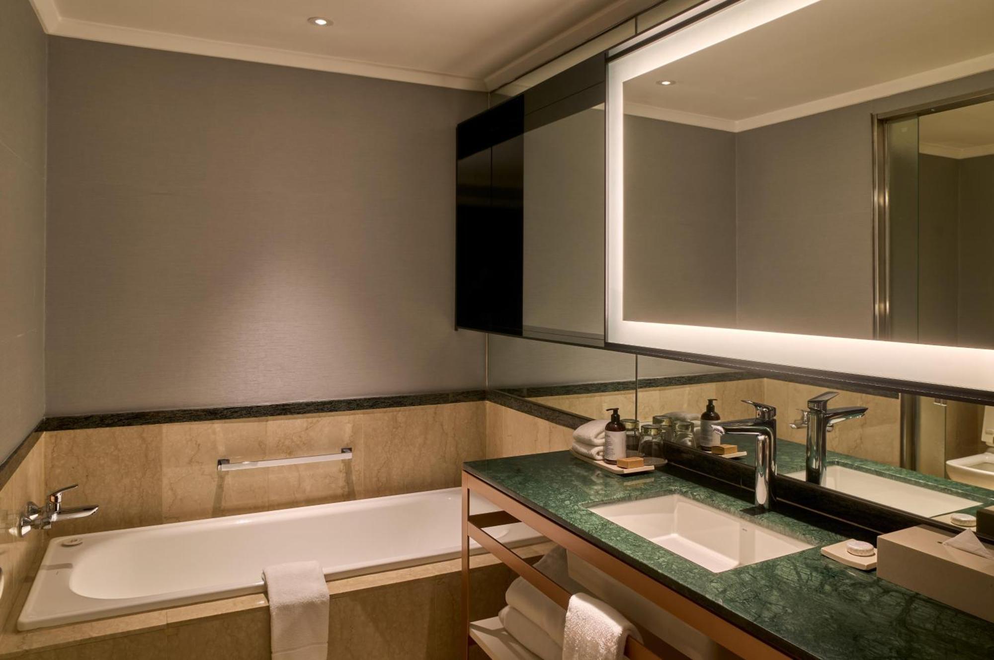 Deluxe King Room,1758302321:JPEG